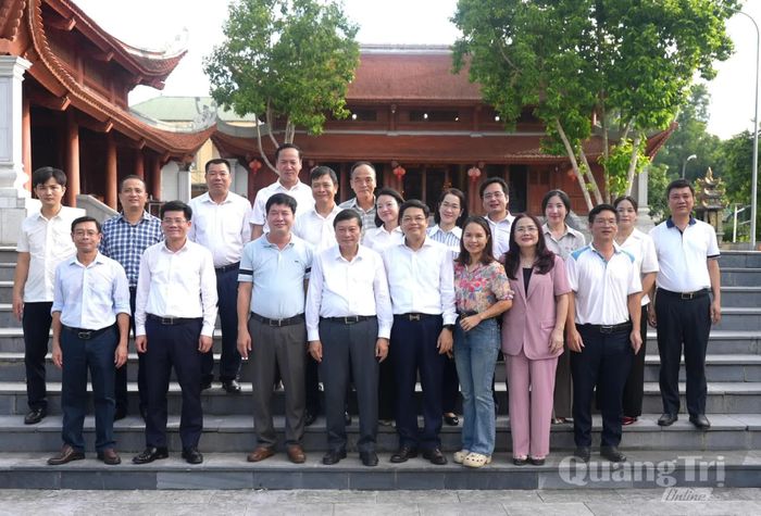 Đoàn đại biểu UBND tỉnh chụp ảnh lưu niệm tại Nghĩa trang liệt sĩ quốc tế Việt-Lào, tỉnh Nghệ An - Ảnh: T.Đ