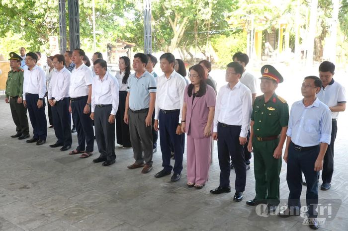 Đoàn đại biểu UBND tỉnh dâng hương tại Nghĩa trang liệt sĩ quốc tế Việt-Lào, tỉnh Nghệ An - Ảnh: T.Đ