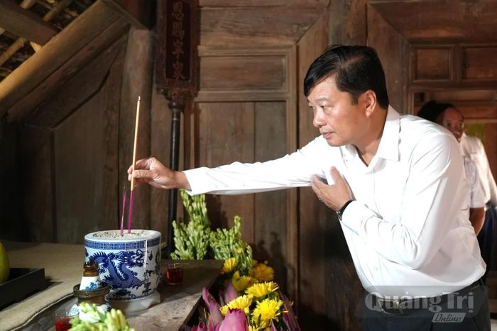Đồng chí Lê Hồng Vinh, Chủ tịch UBND tỉnh dâng hương tại Nhà cụ Phó bảng Nguyễn Sinh Sắc-thân sinh của Chủ tịch Hồ Chí Minh - Ảnh: T.Đ