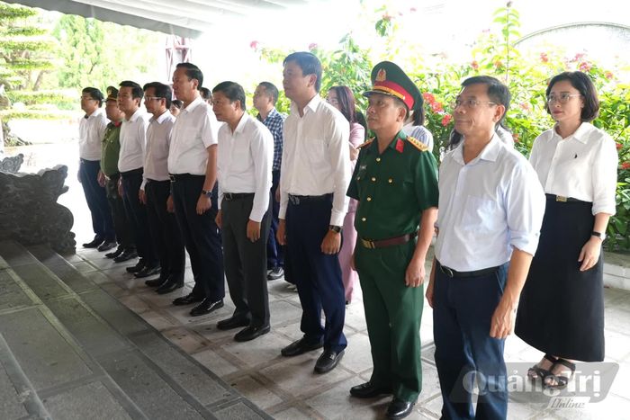 Đoàn đại biểu UBND tỉnh dâng hương tại Khu Di tích lịch sử quốc gia Truông Bồn, tỉnh Nghệ An- Ảnh: T.Đ