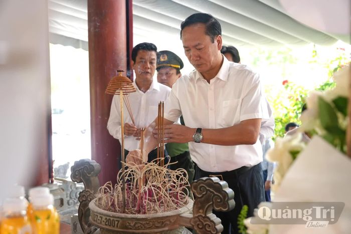 Lãnh đạo các sở, ngành dâng hương tri ân các anh hùng liệt sĩ tại Khu Di tích lịch sử quốc gia Truông Bồn, tỉnh Nghệ An - Ảnh: T.Đ