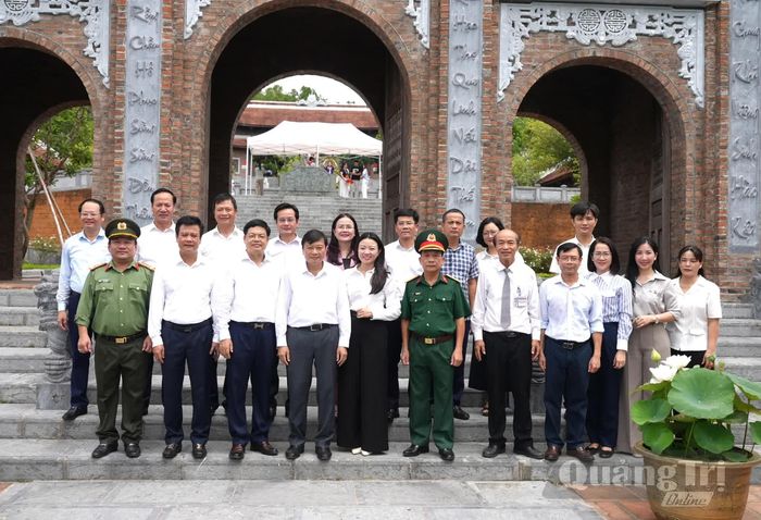 Đoàn đại biểu UBND tỉnh chụp ảnh lưu niệm tại Đền Chung Sơn-Đền thờ gia tiên Chủ tịch Hồ Chí Minh - Ảnh: T.Đ