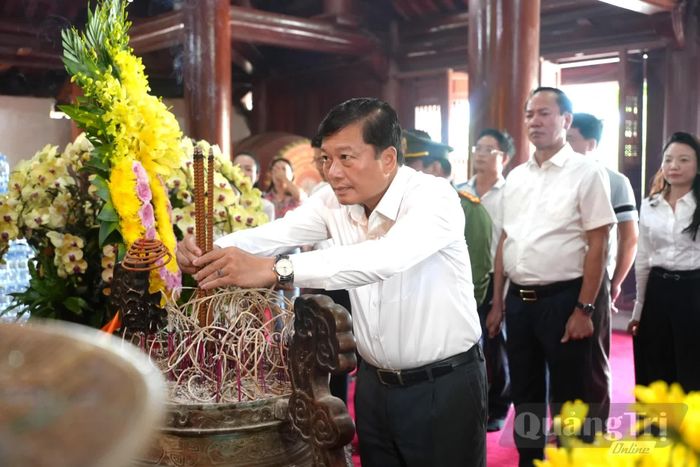 Đồng chí Lê Hồng Vinh, Chủ tịch UBND tỉnh dâng hương tri ân các anh hùng liệt sĩ tại Nghĩa trang liệt sĩ quốc tế Việt-Lào, tỉnh Nghệ An - Ảnh: T.Đ