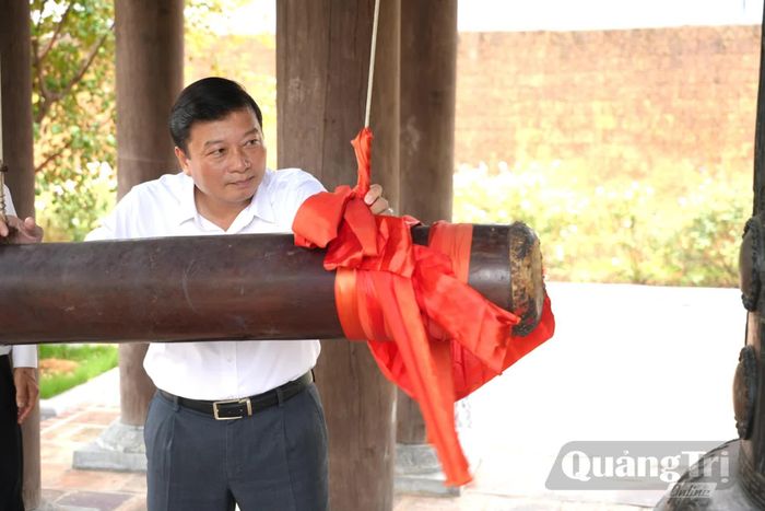 Đồng chí Lê Hồng Vinh, Chủ tịch UBND tỉnh thực hiện nghi thức thỉnh chuông tại Đền Chung Sơn-Đền thờ gia tiên Chủ tịch Hồ Chí Minh - Ảnh: T.Đ
