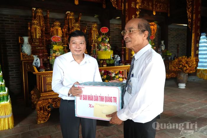 Đồng chí Lê Hồng Vinh, Chủ tịch UBND tỉnh tặng quà cho đại diện Ban Quản lý Đền Chung Sơn-Đền thờ gia tiên Chủ tịch Hồ Chí Minh - Ảnh: T.Đ