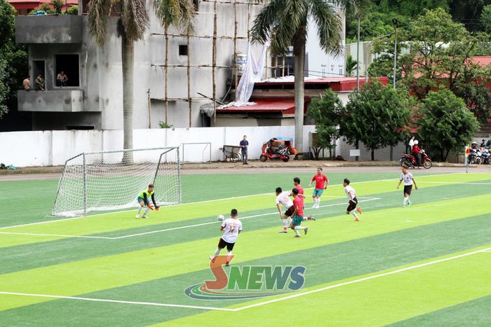 Trận thi đấu giữa đội bóng phường Mộc Sơn và xã Chiềng Sơn.