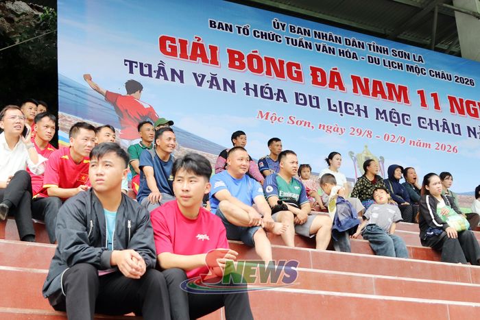 Khán giả theo dõi trận đấu đầu tiên.
