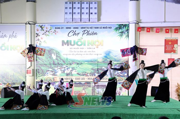 Giao lưu văn nghệ tại Chợ phiên Muổi Nọi.