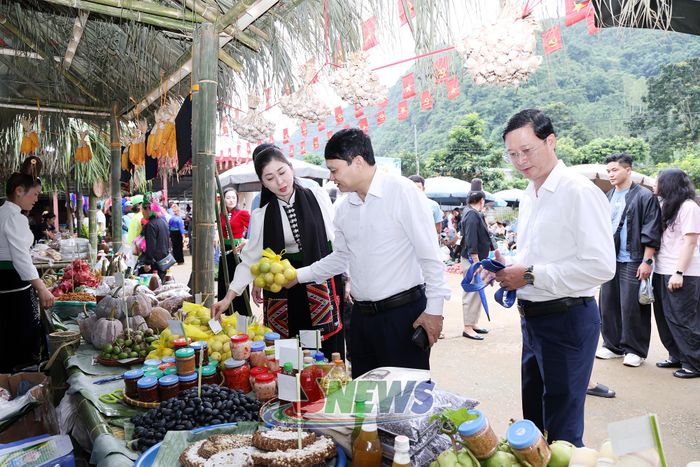 Đại biểu tham quan các gian trưng bày, quảng bá nông sản tại chợ phiên Muổi Nọi