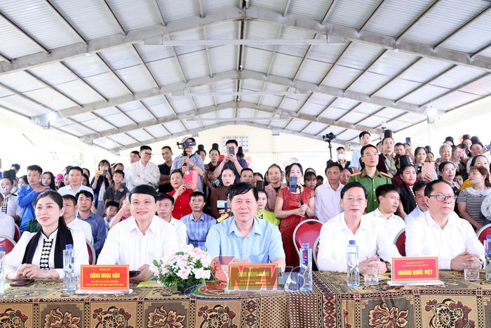 Đại biểu dự khai mạc Chợ phiên Muổi Nọi.