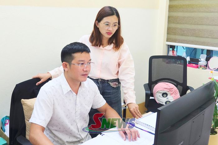Cán bộ Phòng Kinh tế xã Thuận Châu cập nhật, chuẩn hóa dữ liệu đất đai trên hệ thống.