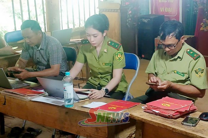 Cán bộ Chi cục Kiểm lâm Sơn La thu thập xây dựng cơ sở dữ liệu tại xã Phiêng Pằn. Ảnh Sở Nông nghiệp và môi trường cung cấp.