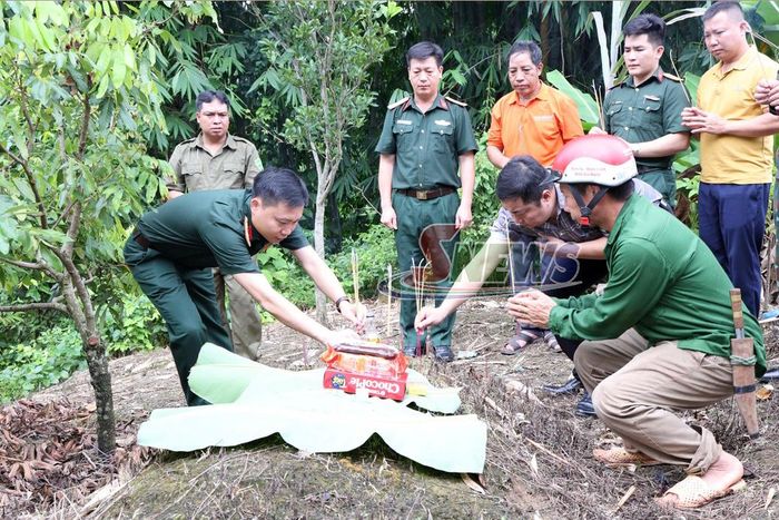 Đoàn công tác của Bộ CHQS tỉnh khảo sát, xác minh thông tin mộ liệt sĩ tại xã Chiềng Hặc.