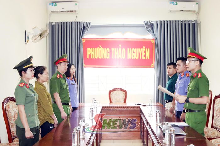Công an tỉnh Sơn La tống đạt Quyết định khởi tố bị can và thi hành Lệnh cấm đi khỏi nơi cư trú đối với Tưởng Thị Hoè.