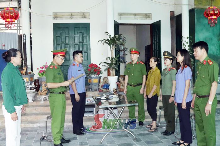 Lực lượng chức năng tiến hành khám xét chỗ ở của Tưởng Thị Hoè.
