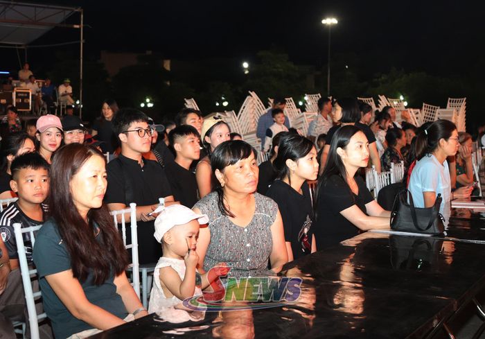 Đông đảo khán giả đến xem chương trình tổng duyệt.