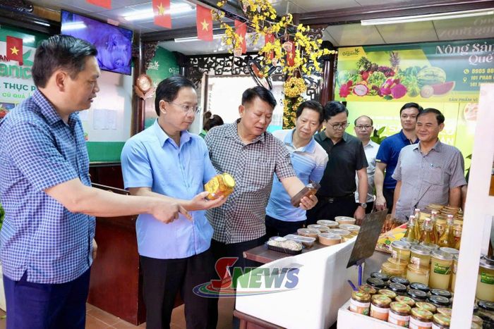 Đoàn công tác của tỉnh Sơn La tham quan siêu thị nông sản và thực phẩm hữu cơ Quế Lâm.
