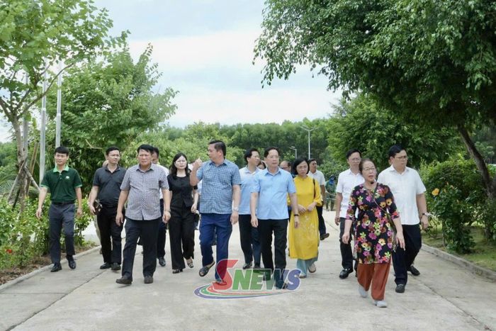 Đoàn công tác của tỉnh Sơn La tham quan Tập đoàn Quế Lâm tại thành phố Huế.