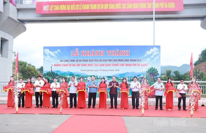 Các đại biểu cắt băng khánh thành công trình Đập dâng nước tạo cảnh quan trung tâm thành phố Hà Giang.