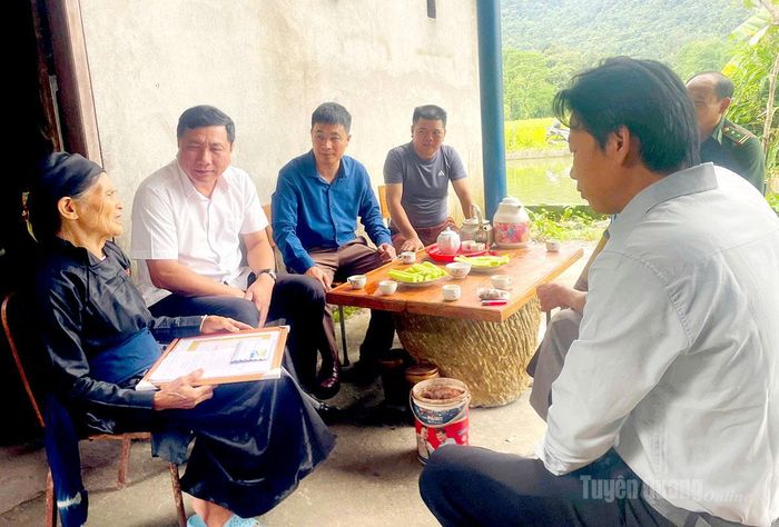 Trưởng Ban Nội chính Tỉnh ủy Phùng Tiến Quân hỏi thăm sức khỏe, đời sống gia đình đảng viên Lộc Thị Hương.
