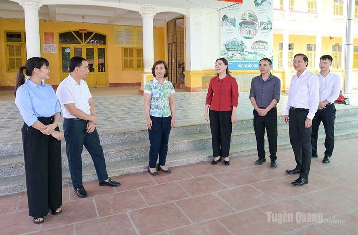 Đồng chí Nông Thị Bích Huệ nắm tình hình chuẩn bị năm học mới tại trường THCS Tân Yên.