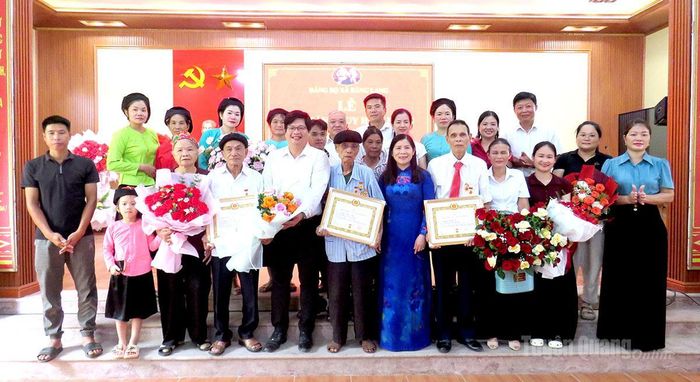 Phó Chủ tịch HĐND tỉnh Lê Thị Thanh Trà trao Huy hiệu Đảng cho các đảng viên 65, 60 năm tuổi Đảng tại Đảng bộ xã Bằng Lang.