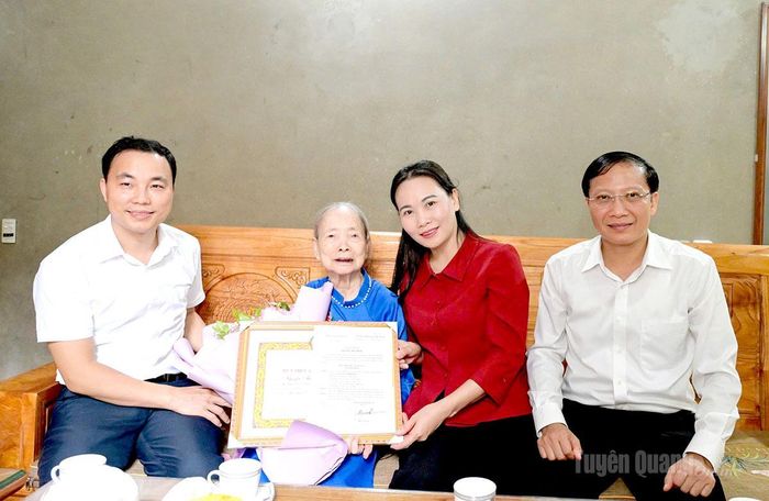 Đảng viên Nguyễn Thị Thúy, Chi bộ thôn Tân Phú, Đảng bộ xã Hàm Yên nhận Huy hiệu 60 năm tuổi Đảng.