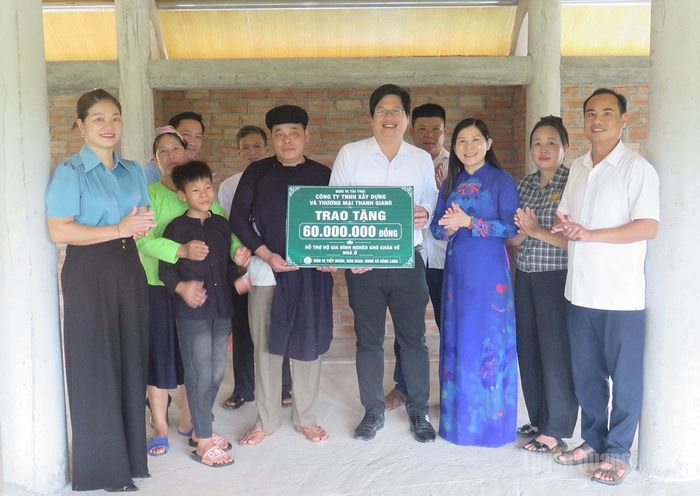 Đồng chí Lê Thị Thanh Trà, Phó Chủ tịch HĐND tỉnh cùng lãnh đạo xã Bằng Lang trao kinh phí hỗ trợ xây dựng nhà mới cho hộ ông Hoàng Văn Tâm, thôn Yên Phú..