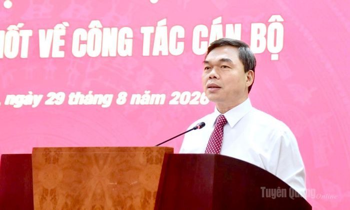 Đồng chí Ma Thế Hồng, Phó Bí thư Tỉnh ủy, Chủ tịch Ủy ban MTTQ Việt Nam tỉnh phát biểu giao nhiệm vụ tại hội nghị.