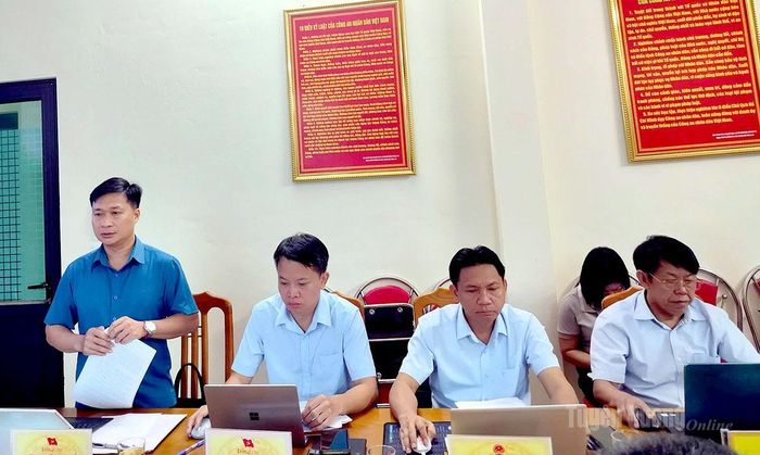 Lãnh đạo xã Yên Cường báo cáo với đoàn kiểm tra, giám sát tại buổi làm việc.