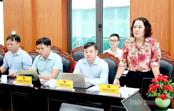 Lãnh đạo xã Minh Ngọc báo cáo với đoàn kiểm tra, giám sát.