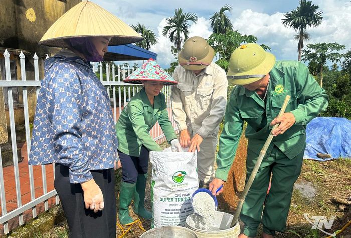 Cán bộ kỹ thuật Trung tâm khuyến nông và Môi trường hướng dẫn nông dân quy trình kỹ thuật sản xuất chè hữu cơ.