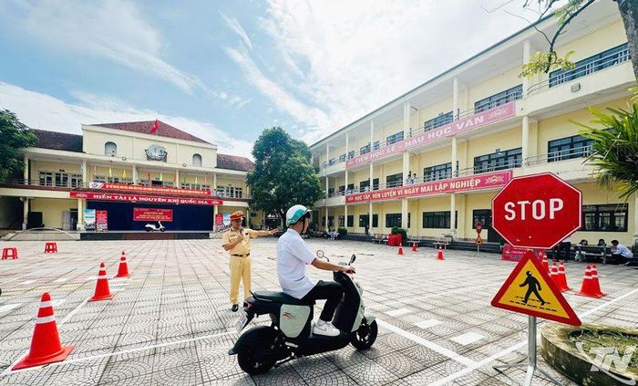 Học sinh thực hành điều khiển xe máy điện đi trong sa hình.