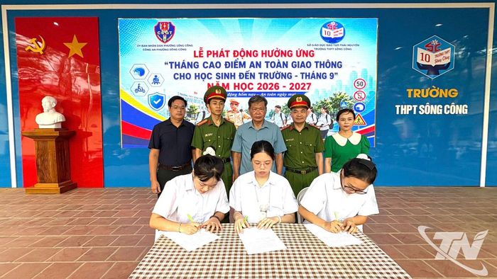 Đại diện học sinh Nhà trường ký cam kết thực hiện nghiêm các quy định về an toàn giao thông.