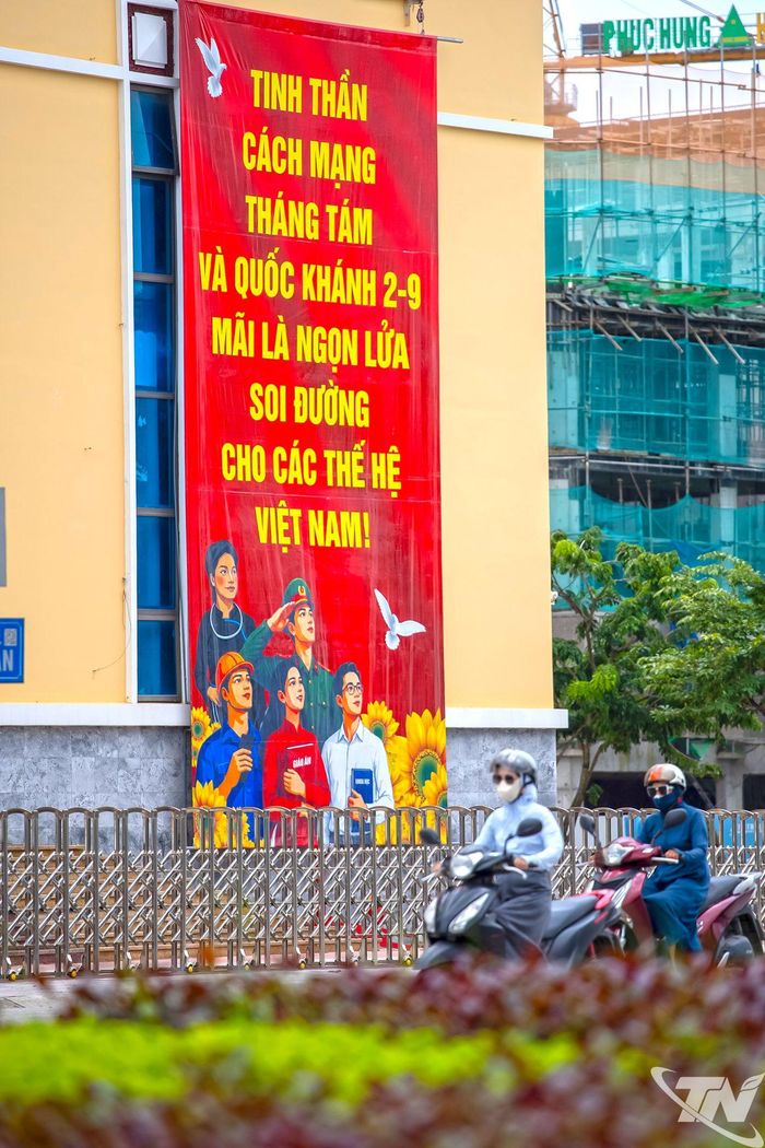 Thông điệp về tinh thần Cách mạng Tháng Tám và Quốc khánh 2-9 được tuyên truyền trang trọng trên các tuyến phố.