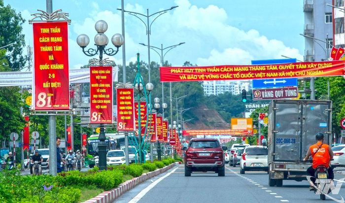 Các tuyến đường rực rỡ cờ, biểu ngữ.