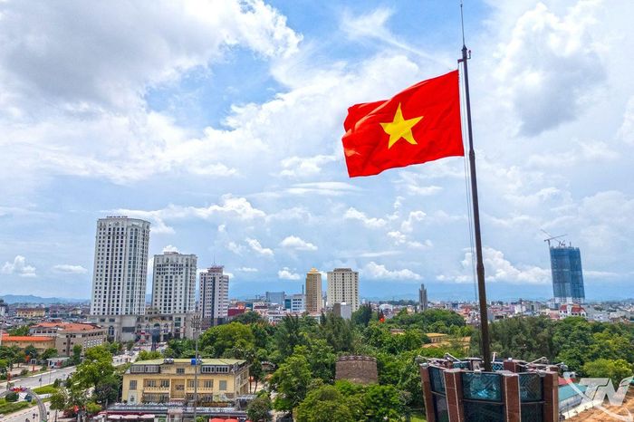 Cờ Tổ quốc tung bay giữa trung tâm Thái Nguyên trong những ngày mùa thu tháng Tám.