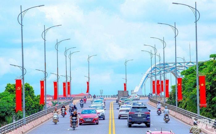 Cầu Bến Tượng được trang hoàng với nhiều cờ Đảng, cờ Tổ quốc.