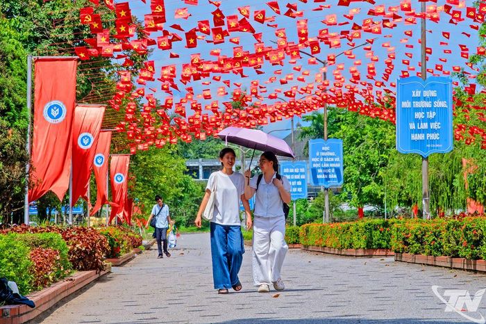 Sinh viên đi dưới những hàng cờ đỏ rực trong khuôn viên Trường Đại học Sư phạm (Đại học Thái Nguyên).