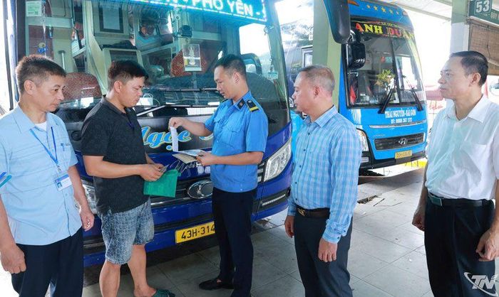 Kiểm tra công tác vận tải hành khách dịp lễ 2-9 tại Bến xe khách Trung tâm Thái Nguyên.