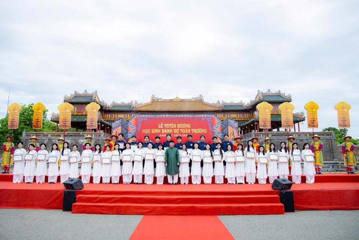 Chủ tịch UBND thành phố Lê Trí Thanh tuyên dương các học sinh tiêu biểu. 
