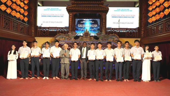 Tổ chức Gặp gỡ Việt Nam trao học bổng cho học sinh.