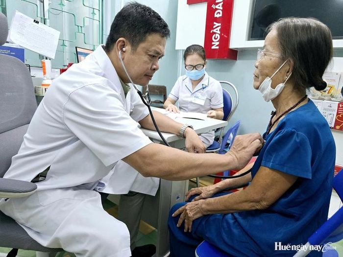 Kiểm tra sức khỏe cho người dân bị các bệnh không lây nhiễm tại Trung tâm Y tế Phú Xuân 