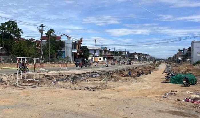 Thi công mở rộng tuyến đường Nguyễn Hoàng những ngày cuối tháng 8