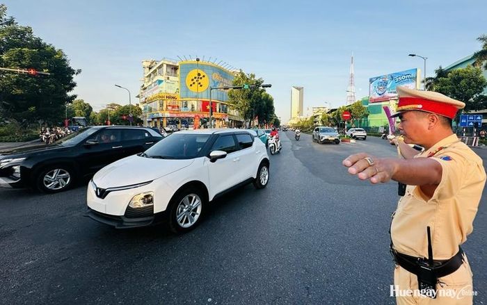 CSGT Công an thành phố điều tiết giao thông trong kỳ nghỉ lễ.