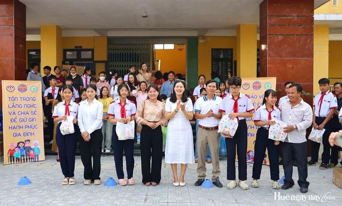 Trang bị kiến thức, kỹ năng để trẻ em biết bảo vệ bản thân trước các hành vi bạo lực gia đình.