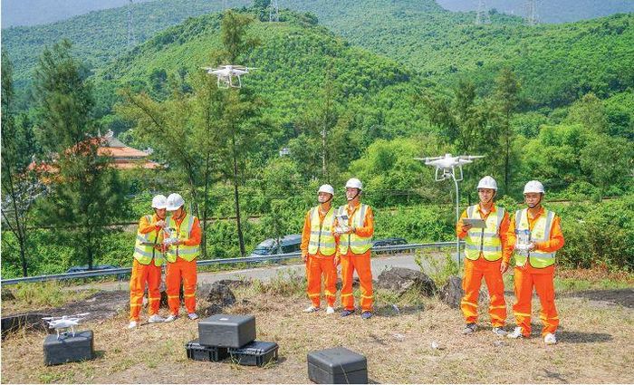 Công nhân truyền tải điện sử dụng UAV trong quản lý vận hành đường dây