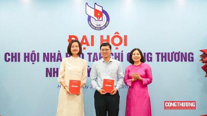  Chi hội biểu dương, trao thưởng cho các hội viên, phóng viên đạt thành tích xuất sắc tại các giải báo chí thời gian qua 
