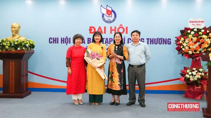 Đồng chí Vũ Thị Hà - Ủy viên Ban chấp hành, Phó Chánh Văn phòng Hội Nhà báo Việt Nam, đồng chí Phạm Thị Lệ Nhung - Bí thư Chi bộ, Tổng Biên tập Tạp chí và đồng chí Ngô Thị Diệu Thúy - Phó Tổng biên tập Tạp chí Công Thương chúc mừng Ban Thư ký Chi hội nhiệm kỳ 2026 - 2028