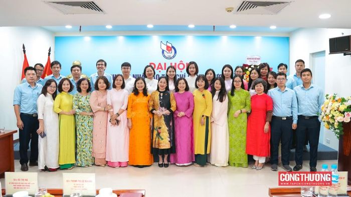 Đồng chí Vũ Thị Hà - Ủy viên Ban chấp hành, Phó Chánh Văn phòng Hội Nhà báo Việt Nam chụp hình lưu niệm cùng Chi hội nhà báo Tạp chí Công Thương